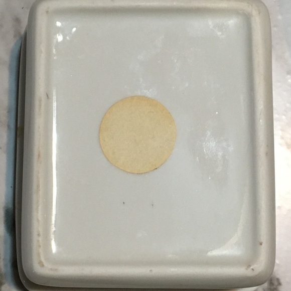 Charming Ceramic Jewelry Box with Girl and Cat Illustration - Picture 2 of 3